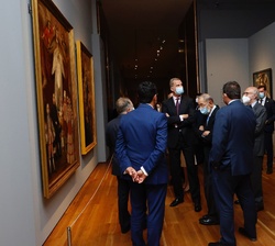 Don Felipe en un momento de su recorrido por la exposición acompañado por las autoridades asistentes a la inauguración de la exposición “Tornavi